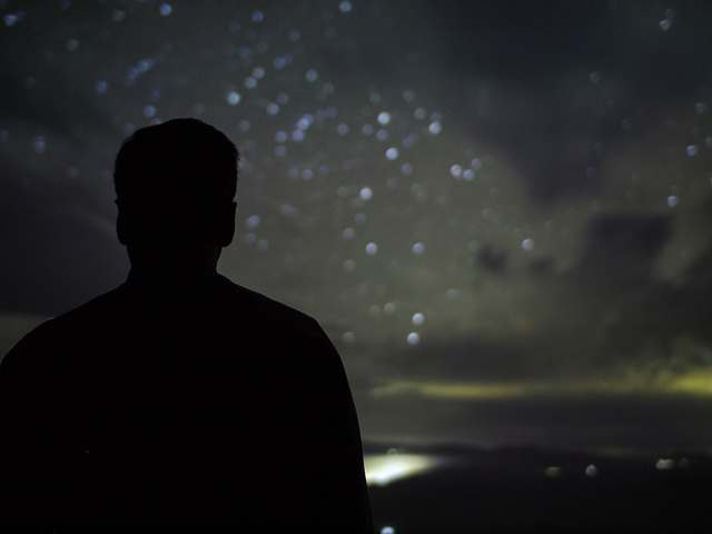 אדם מול שמי הלילה | צילום: Martin Hieslmair via Flickr